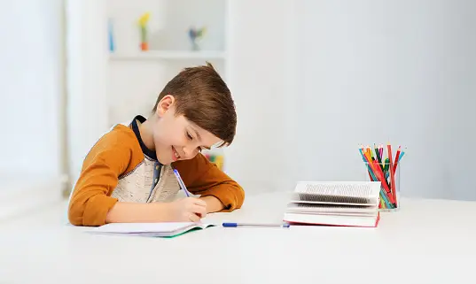 Plataformas educacionais do brasil coletaram e compartilharam dados de alunos na pandemia